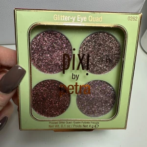 Glitter-y Eye Quad från Pixi - Säljer en Glitter-y Eye Quad från Pixi by Petra med fyra glittriga ögonskuggor. Helt ny.
