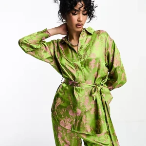 Yas skjorta i jacquard - Yas grön och rosa skjorta/blus i jacquard med skärp. Storlek M Inga anmärkningar 