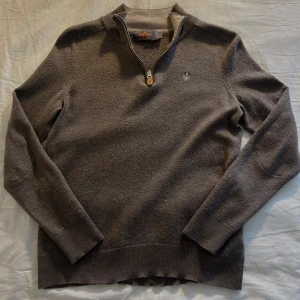 Quarter-Zip Morris - Säljer en tröja från Morris i 100% merinoull. Sitter riktigt bra och är väldigt skön. Tröjan är i toppskick och det är inget fel på tröjan. Perfekt tröja nu till våren. Storlek S men passar även Xs.
