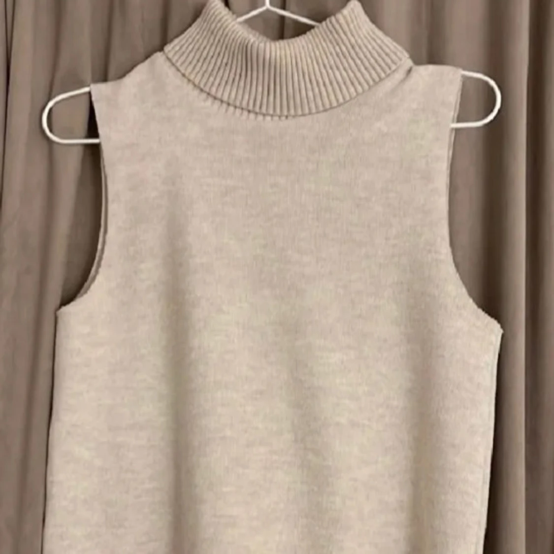 Beige ärmlös polotröja från Zara