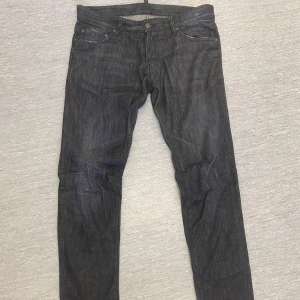 Dsquared2 Jeans - Snygga svarta jeans från Dsquared2, tillverkade i Italien. De har en klassisk femficksdesign med knappgylf och Dsquared2-logga på bakfickan. Perfekta för en stilren look.