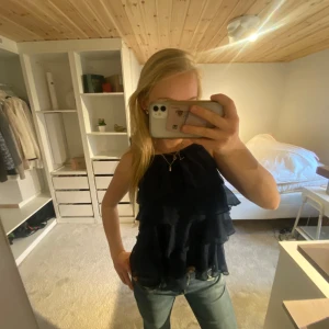 Mörkblått volanglinne - Säljer denna suuuuperfina volangtopp med paljetter där uppe💕så fin verkligen men passar inte mig längre tyvärr
