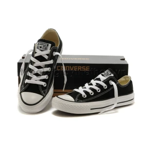 Svarta Converse  - Snygga svarta Converse.                                                      Str. 38 jätte bra kvalitet, (litte smutsiga). Har tyvärr inte boxen kvar. Jätte coola och stiliga, tvättar innan jag postar. 🖤🖤