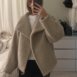 Beige teddyjacka - Mysig beige teddyjacka med oversized passform. Jackan har långa ärmar och en stilren design utan synliga detaljer som dragkedjor eller knappar. Storlek xxs men sitter som en xs/s