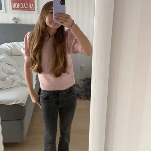 Rosa stickad tröja från Gina Tricot - Säljer en superfin ljusrosa, kortärmad , stickad tröja från Gina Tricot🩷Tröjan är knappt använd och det är därför jag säljer den🩷.        🩷Pris kan diskuteras🩷