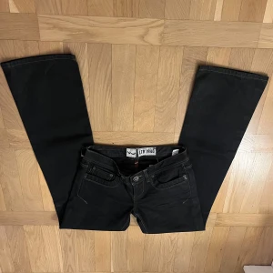 Svarta jeans från LTB - Jätte coola jeans från Ltb i ett mer tjockare styvare material💓💓 Hör av er för frågor!!