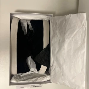 Marinblå skor från Moncler - Snygga Marinblå sneakers från Moncler med vit sula. Skorna har en stilren design med snörning och är tillverkade i mocka. Klockren för våren och sommaren. Aldrig använda kvitto finns pris på moncler hemsida 6599 kr fri frakt