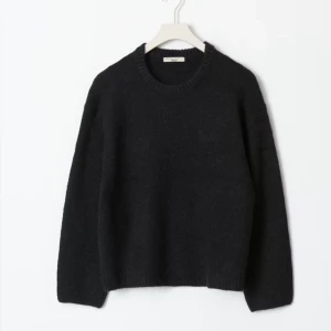 Stickad svart tröja - Säljer eftersom att den inte kommer till användning, skriv för fler bilder eller frågor!