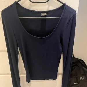 Gina slit topp - Mörkblå gina topp med slits i ärmarna. Bra skick men lite nopprig. XS skriv för fler bilder eller frågor!💕