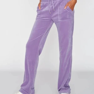 Lila mjukisbyxor med snörning - Lila juicy couture byxor från deras hemsida. Inte andvända så mycket, mycket mycket bra skick. Storlek XS. Pris går att disskutera vid snabb köp