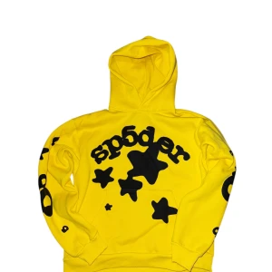 Gul Sp5der hoodie - Säljer pga av att den är för liten, nytt skick ungefär. Tvättad och testad. Den är i strl M men skulle nog passa S med. Skriv om ni har några frågor!