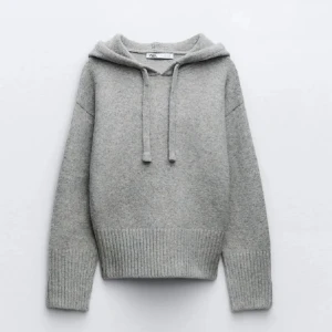 Grå hoodie från Zara - Säljer en grå hoodie från Zara i storlek S men kan även sitta som storlek M. Säljer då den inte kommer till användning. Priset går att diskutera ❤️