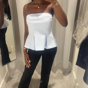 💖💖Super fin ijus blå topp perfekt inför sommaren och fester💕💕  - 💝💝Säljer min super fina ijusblå topp perfekt till sommaren och inför fester💕💕 den är i storlek M men passar S jag själv S och Xs 