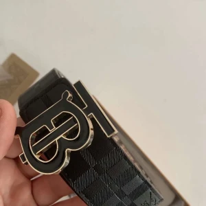 Burrbery bälte - Fick den i present av min bror. Han har köpt den från plick men den passade inte mig. Den är helt ny.