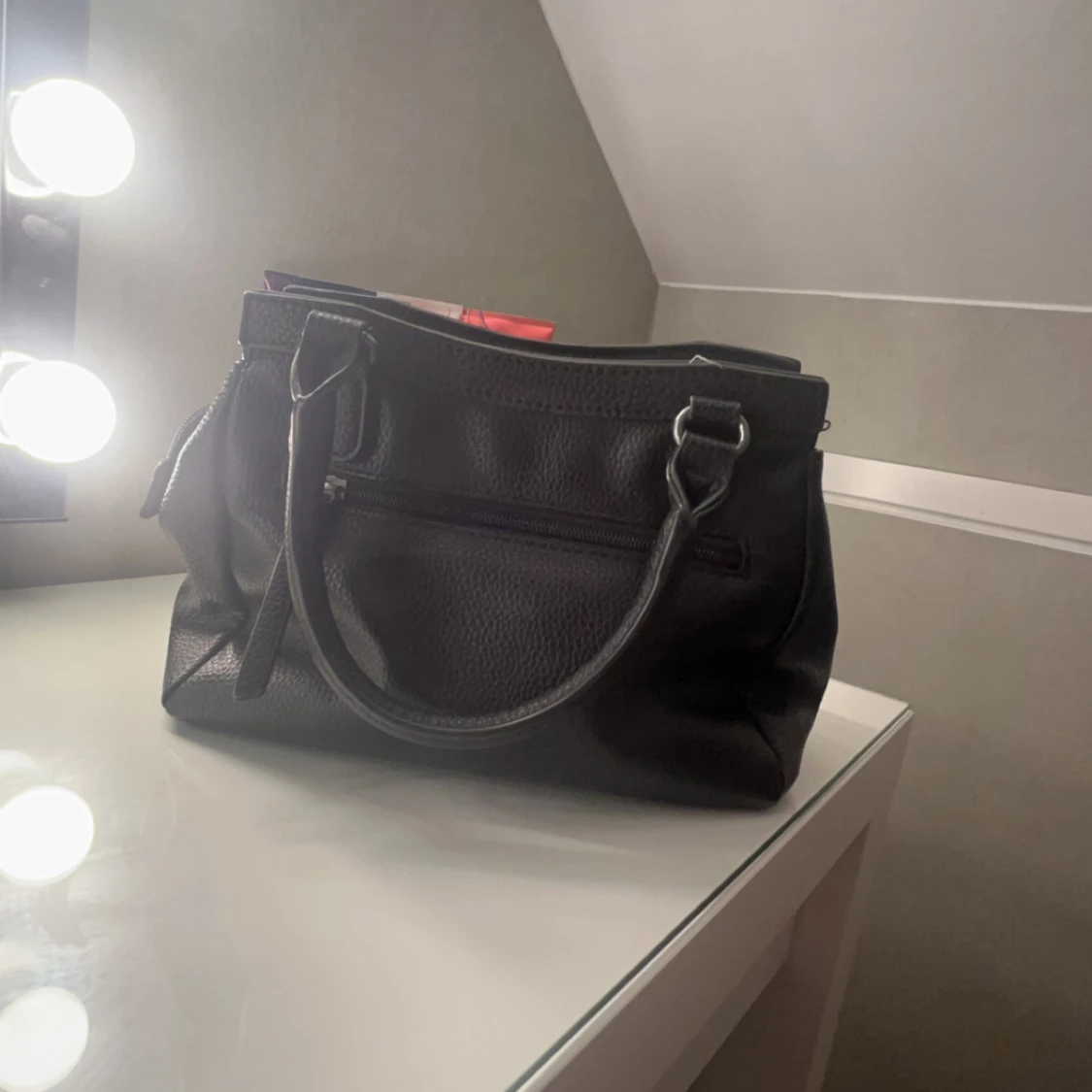 Svart handväska med dragkedja - 1