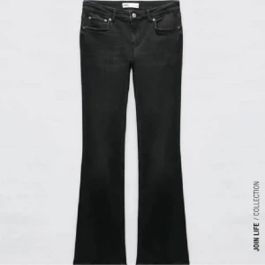 Svarta bootcut jeans från Zara - Snygga svarta lågmidjade bootcut jeans från Zara. Köpa förra sommaren och inte använda sedan dess. Storlek 36/S. Ganska långa i benen💕