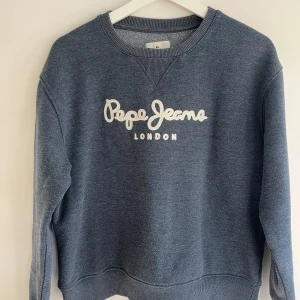 Blå sweatshirt  - Säljer en blå sweatshirt från pepe jeans i storlek xs!