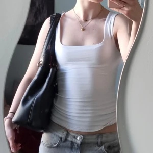 Vitt linne - Square neck linne som går att ha på flera sätt!! Sååå bra staple i garderoben