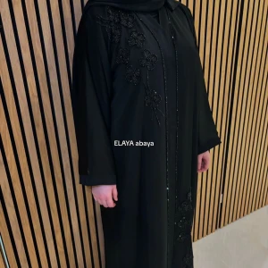 ELAYA abaya - 3 delat set - Passa på att köp, ingen restock. Säljs på 3 olika kanaler!  Mitt företag, mina priser, andra bud kommer nekas.   📌 Ingår i setet: ✔️ 3 delar: Abaya, svart chiffonghijab & bälte ✔️ Exklusivt tyg, tillverkat i Dubai 🇦🇪 ✔️ Finns i flera storlekar  📏🔸 52 (132 cm) – Slutsåld ❌ 🔸 54 (137 cm) – 1  kvar 🔸 56 (142 cm) – 1 kvar 🔸 58 (147 cm) – Slutsåld❌
