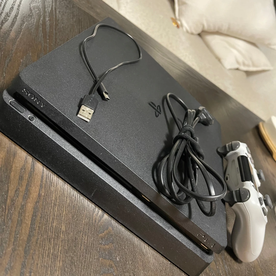 Svart PlayStation 4 med handkontroll - 3