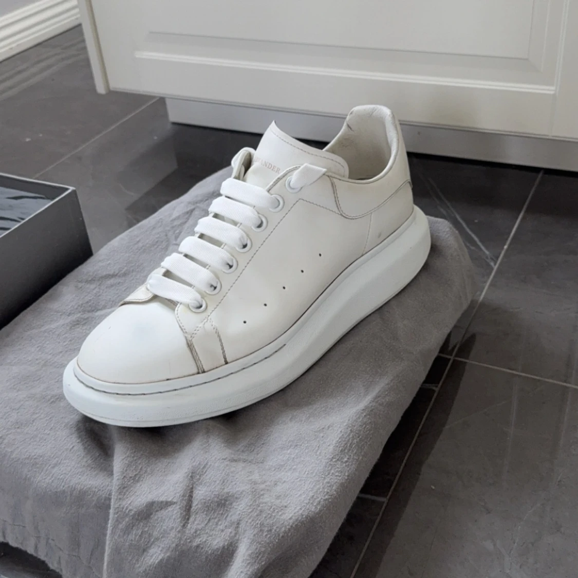 Vita sneakers från Alexander McQueen