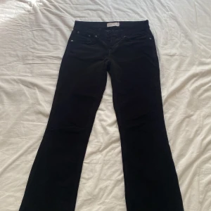 Svarta Manchesterbyxor - Snygga svarta manchesterbyxor med bootcut-stil. I sammetsliknande material. Bra skick  🙏