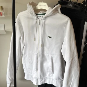 Lacoste full zip hoodie - En väldigt fräsch & fin hoodie från Lacoste. Passar till många olika tillfällen! Priset kan diskuteras