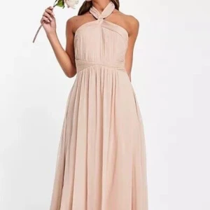 Balklänning - Jättefin balklänning som endast har använts en gång. Färgen ser lite olika ut beroende på ljus men den är som en blandning av aprikos och gammelrosa🤍🩷