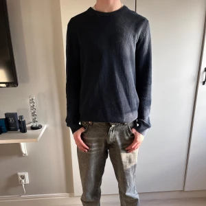 Mörkblå tröja från Dressmann - Mörkblå tröja från dressman. Storlek s men ganska stor i storleken så skulle nog säga att den nästan hade passat m bättre. Modellen är 183 och väger 73. Inga defekter! 