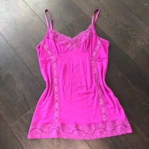 Lila linnetopp från Jennifer Taylor - Snygg lila linnetopp från Jennifer Taylor med spetsdetaljer. Den har smala axelband och en vacker spetskant både upptill och nedtill. Den är mer mörkare lila IRL, fråga om bild så ska jag försöka visa mer likt!