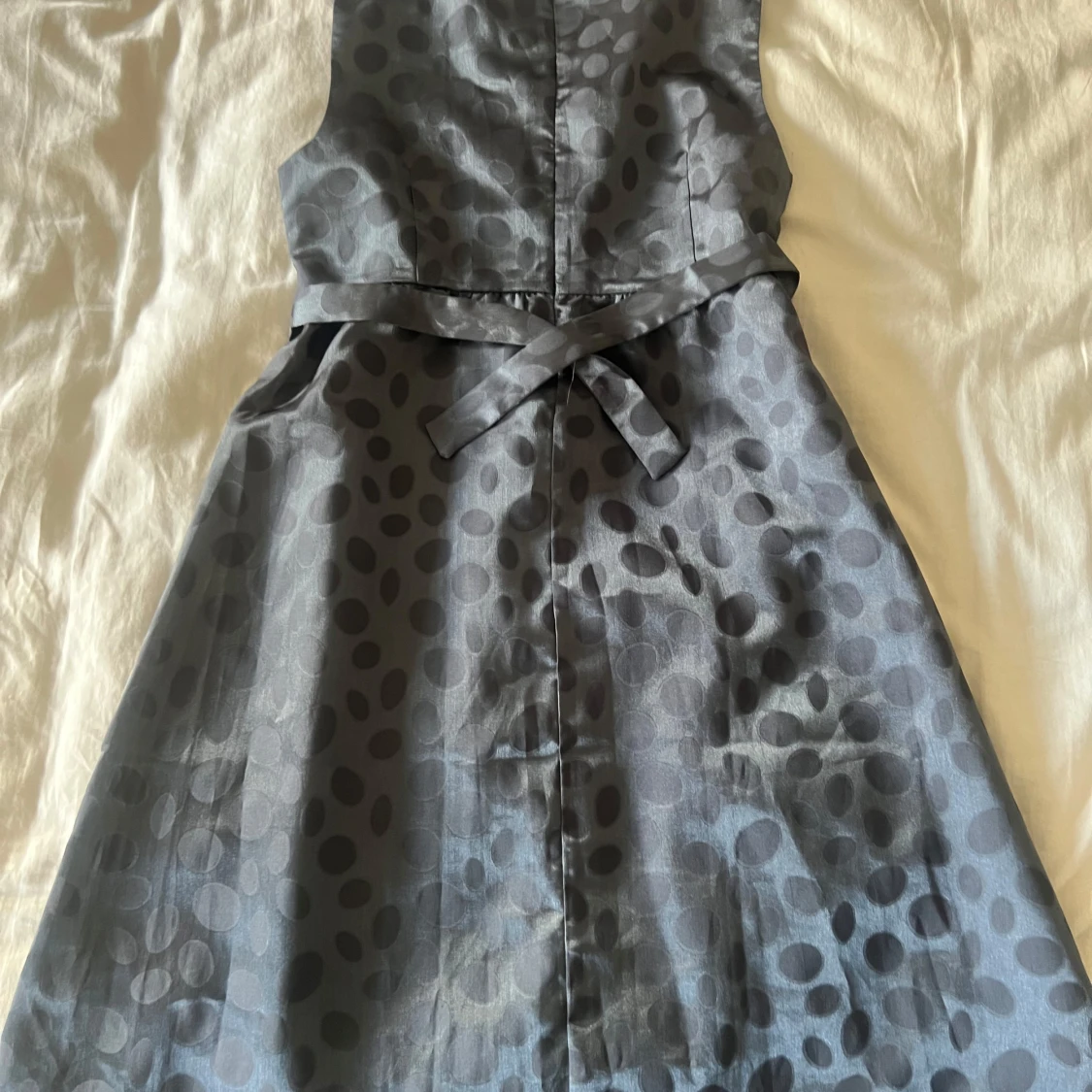 Grå prickig klänning från Soaked in Luxury - 2
