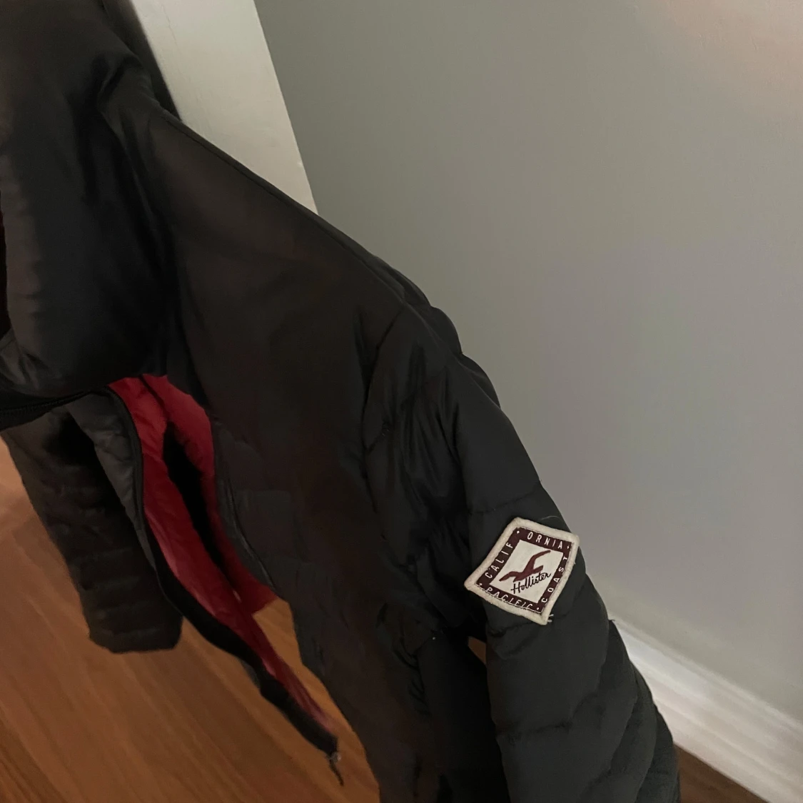 Svart dunjacka från hollister  - 1