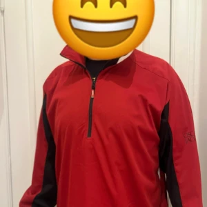 Röd jacka från Oscar Jacobson - Snygg röd jacka från Oscar Jacobson med svarta och vita detaljer. Dragkedja framtill, långa ärmar och en stilren look. Storlek XL, men funkar även som L. Säljer då den inte passar – knappt använd och i riktigt bra skick!