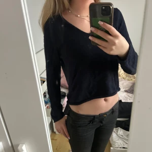 Mörkblå långärmad stickad croppad tröja😻😻 - Säljer en mörkblå långärmad tröja med v-ringning. Tröjan är croppad och passar till allt den e jätte söt och skön att ha på😻💕🌸🌸 den e one sise så passar allt från xs till m skulle ja säga💕
