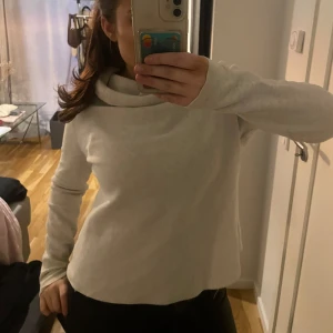 Vit/grå tröja med  krage - Grå/vit tröja med krage från COS.