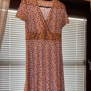 Vit blommig klänning - Säljer denna fina klänning ifrån SHEIN i storlek S, aldrig använt🩷