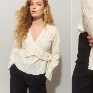 Vit blus med volangdetaljer - Jätte fin blus från ginatricot, finns inte kvar på hemsidan och använd ett fåtal gånger