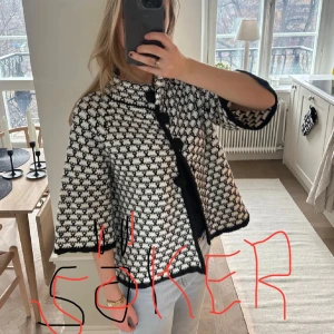 Svartvit mönstrad jacka -  Söker den här jättefina jackan i svartvitt från no Brand, superfin  kan tänkas betala mellan 200-300kr min storlek är xs s och xxs.. 