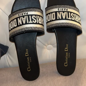 Sandaler svarta  - Fraktar endast genom post nord. Använda en gång! Lite små i storlek. 