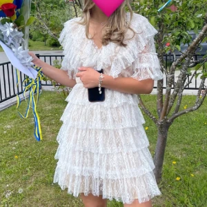 by malina klänning - superfin klänning som endast är använd 1 gång, har en liten defekt som ej är synlig när man har på sig den, skriv för bild💕 nypris är 2800kr💕