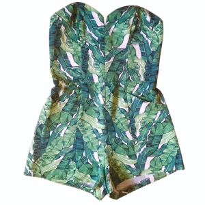 H&M Conscious Collection Tropical Playsuit strl 36 - Fin byxdress/playsuit från H&M i storlek 36, något liten i storleken som vanligt med HM. Bra skick, endast provad, finns dock pyttelitet slitage på sommar vid dragkedjan, se närbild. Innerfodret är missfärgat på vissa ställen.