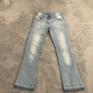 Ljusblå jeans från John Baner - Säljer ett par ljusblåa jeans från John Baner💕 De är bootcut och lågmidjade🩷 Dom passar perfekt i längden på mig som är 160 men dom är för breda i låren för mig därför säljer jag💕💕 Skriv om ni undrar midjemått eller så, de går dock att spänna i midjan🩷Jag har sprättat upp dom längst nere men annars inga defekter och jag tvättar de självklart innan jag skickar💞💞