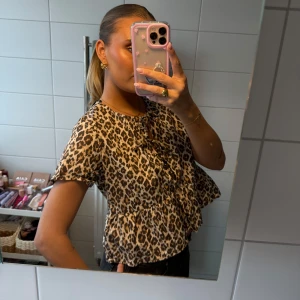 Leopard topp - Fin topp i leopardmönster! Passar xs-m? Använd 1 gång endast. 🧸