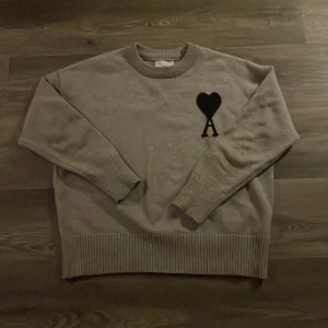 Ami paris tröja - Hej säljer min ami paris tröja.  Den är i knappt använd och i toppskick. Det är stillig och skön tröja som är trendig just nu. Det är storlek M    Mitt pris 1500 kr kom med prisförslag