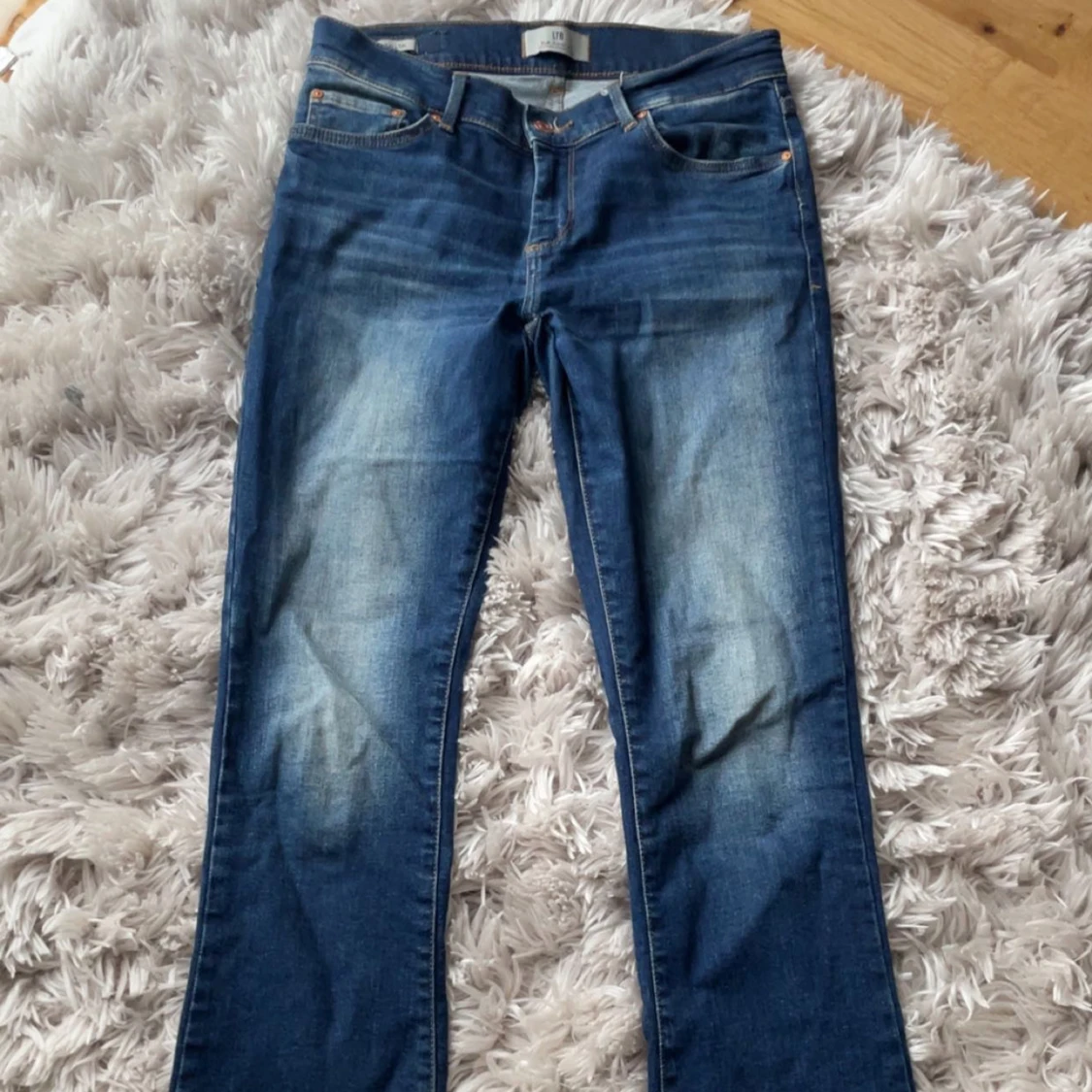 Blå jeans med bootcut