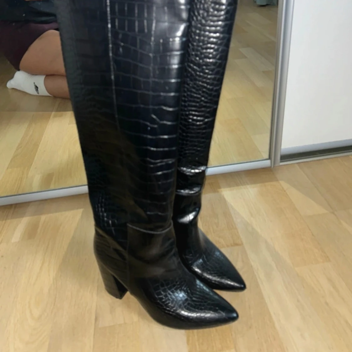 Svarta stövlar med krokodilmönster - 1