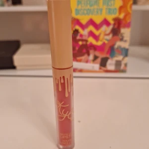 Matte flytande läppstift - Säljer ett flytande läppstift från Kylie Cosmetics i en snygg matt finish. Har använt en gång men det var inte min färg