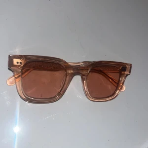 Transparenta solglasögon med rosa tonade glas - chimis 