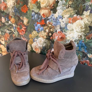 Bruna sneakers i mocka - Snygga bruna sneakers i mocka, köpta secondhand så väldigt bra skick för att vara ganska gamla! Storleken är 36 men jag har 37,5 och de passar bra!💗