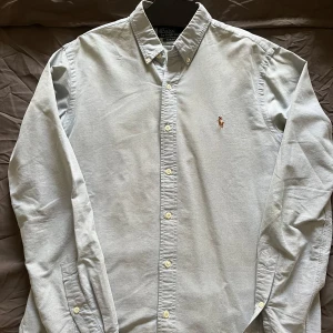 Ljusblå skjorta från Ralph Lauren - M - Slim fit - Snygg ljusblå skjorta från Ralph Lauren i slim fit. Storlek M. Jag är 185 och väger runt 80kg
